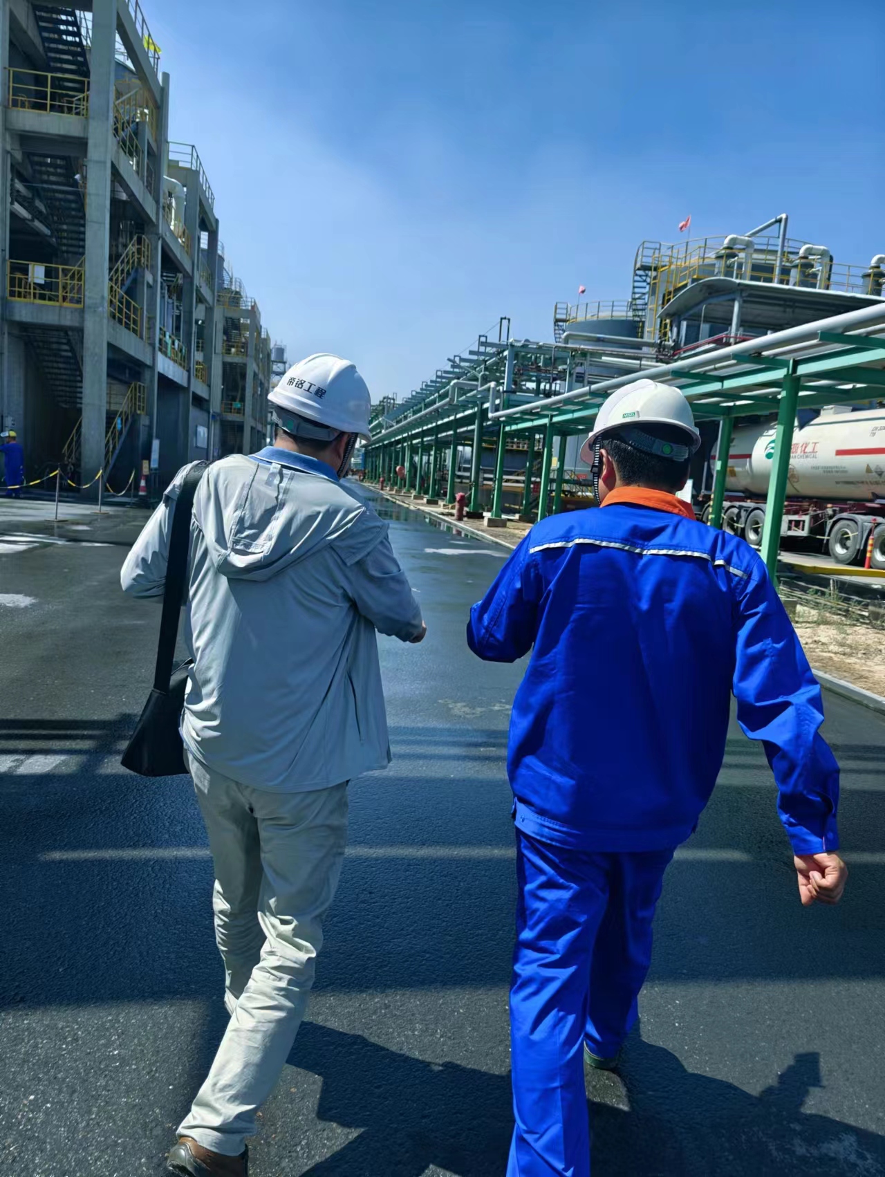 技術(shù)人員與本地企業(yè)深化循環(huán)水水質(zhì)處理技術(shù)合作(圖1) 微信圖片_20240625104018.jpg