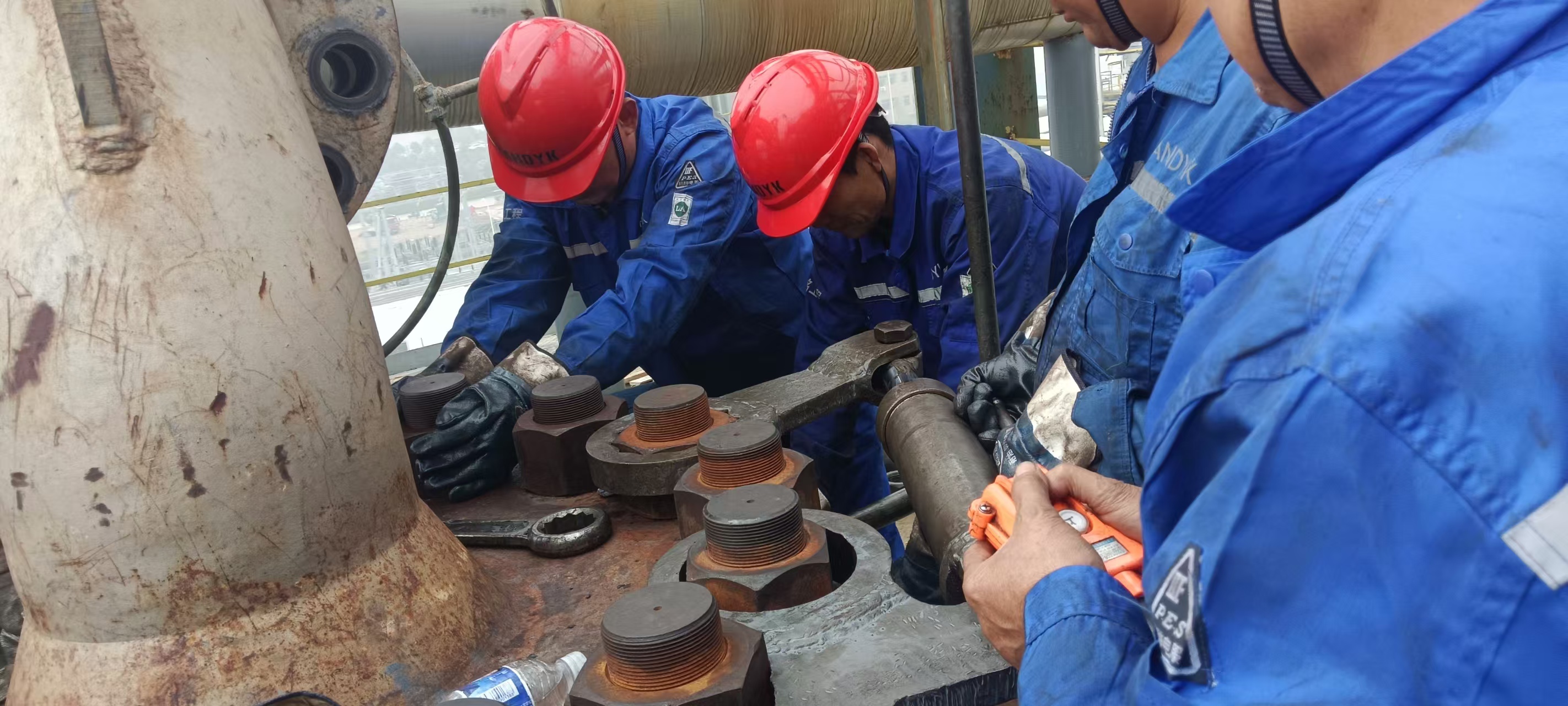 搶修成功!施工隊伍8天高效完成廣東某石化企業高壓換熱器檢修(圖1) 微信圖片_20241114083131.jpg